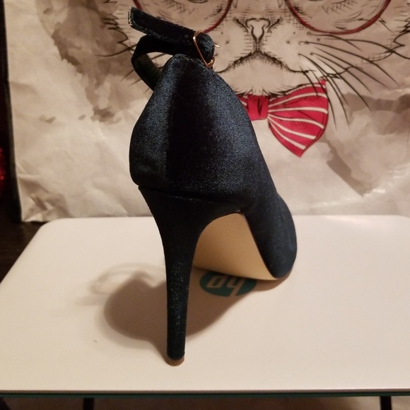 Heels - Picture 2 of 4